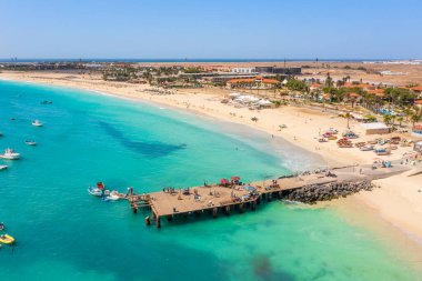 Santa Maria şehrinde, Sal Adası, Cape Verde 'de turkuaz su üzerindeki iskele ve tekneler.