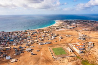 Santa Maria 'ya geniş bir hava manzarası, sağda tatil köyleri, solda Afrika köyleri ve ortada spor sahaları, Sal, Cape Verde Adaları, Afrika
