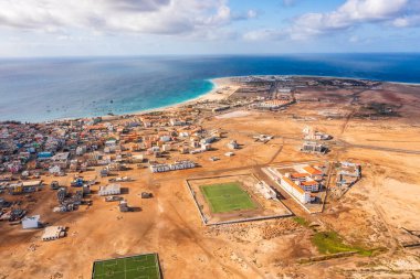 Santa Maria 'ya geniş bir hava manzarası, sağda tatil köyleri, solda Afrika köyleri ve ortada spor sahaları, Sal, Cape Verde Adaları, Afrika