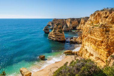 Atlantik Okyanusu kıyısındaki Algarve, Portekiz 'deki Marinha Sahili' nde güzel kayalıklar ve kaya oluşumları.