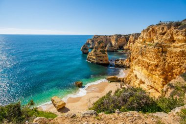 Atlantik Okyanusu kıyısındaki Algarve, Portekiz 'deki Marinha Sahili' nde güzel kayalıklar ve kaya oluşumları.