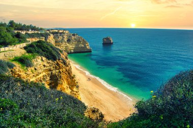 Atlantik Okyanusu kıyısındaki Algarve, Portekiz 'deki Marinha Sahili' nde güzel kayalıklar ve kaya oluşumları.