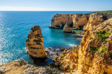 Atlantik Okyanusu kıyısındaki Algarve, Portekiz 'deki Marinha Sahili' nde güzel kayalıklar ve kaya oluşumları.