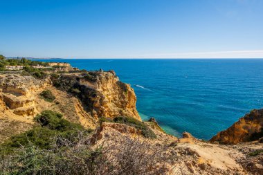 Atlantik Okyanusu kıyısındaki Algarve, Portekiz 'deki Marinha Sahili' nde güzel kayalıklar ve kaya oluşumları.