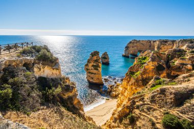 Atlantik Okyanusu kıyısındaki Algarve, Portekiz 'deki Marinha Sahili' nde güzel kayalıklar ve kaya oluşumları.