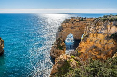 Atlantik Okyanusu kıyısındaki Algarve, Portekiz 'deki Marinha Sahili' nde güzel kayalıklar ve kaya oluşumları.
