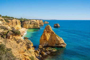 Atlantik Okyanusu kıyısındaki Algarve, Portekiz 'deki Marinha Sahili' nde güzel kayalıklar ve kaya oluşumları.