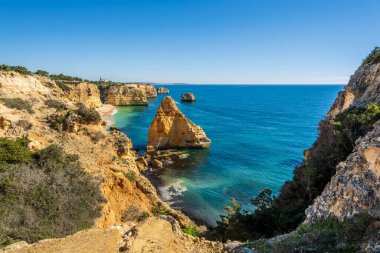 Atlantik Okyanusu kıyısındaki Algarve, Portekiz 'deki Marinha Sahili' nde güzel kayalıklar ve kaya oluşumları.