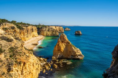 Atlantik Okyanusu kıyısındaki Algarve, Portekiz 'deki Marinha Sahili' nde güzel kayalıklar ve kaya oluşumları.