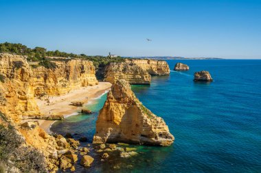 Atlantik Okyanusu kıyısındaki Algarve, Portekiz 'deki Marinha Sahili' nde güzel kayalıklar ve kaya oluşumları.