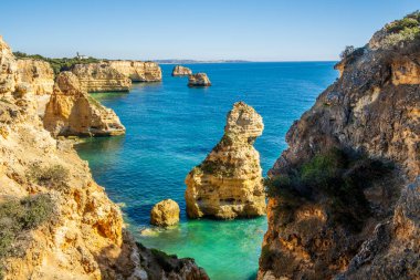 Atlantik Okyanusu kıyısındaki Algarve, Portekiz 'deki Marinha Sahili' nde güzel kayalıklar ve kaya oluşumları.