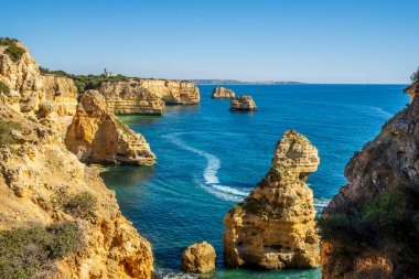 Atlantik Okyanusu kıyısındaki Algarve, Portekiz 'deki Marinha Sahili' nde güzel kayalıklar ve kaya oluşumları.