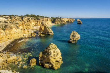 Atlantik Okyanusu kıyısındaki Algarve, Portekiz 'deki Marinha Sahili' nde güzel kayalıklar ve kaya oluşumları.