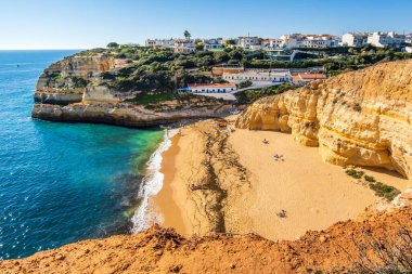 Güzel Benagil kasabası ve Benagil plajı Algarve, Portekiz 'deki Atlantik Okyanusu kıyısında.