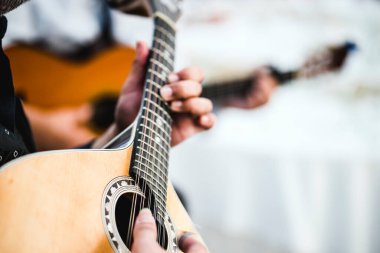 Fado adlı geleneksel Portekiz müziği çalan bir adamın gitarını kapat. 
