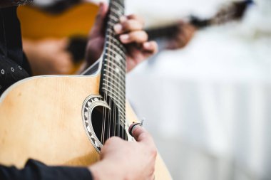 Fado adlı geleneksel Portekiz müziği çalan bir adamın gitarını kapat. 