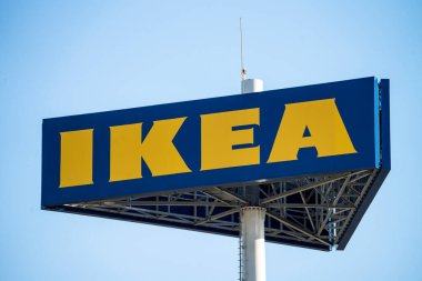 5 Ocak 2023 - Loule, Portekiz: Mavi gökyüzüne karşı kocaman bir Ikea tabela direği