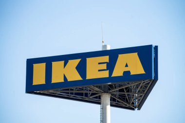 5 Ocak 2023 - Loule, Portekiz: Mavi gökyüzüne karşı kocaman bir Ikea tabela direği