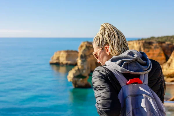 Женщина Наслаждающаяся Атлантическим Океаном Вершины Скал Пляже Маринья Алгарве Португалия — стоковое фото