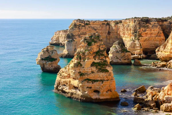Hermosos Acantilados Formaciones Rocosas Junto Océano Atlántico Playa Marinha Algarve — Foto de Stock
