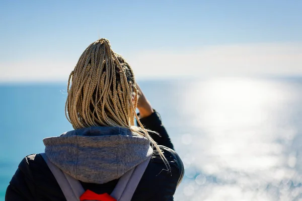 ポルトガルのアルガルヴェにあるマリナビーチの崖の上から大西洋を楽しむ女性 — ストック写真