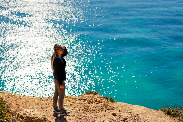 Kobieta Ciesząca Się Oceanem Atlantyckim Szczytu Klifów Plaży Marinha Algarve — Zdjęcie stockowe