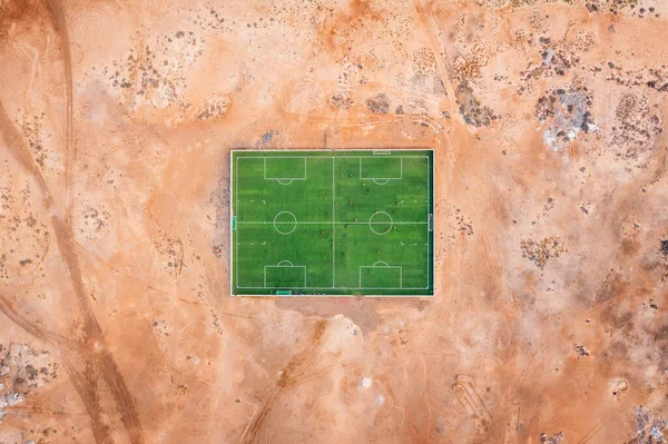 在非洲佛得角萨尔沙漠中部有运动员的运动场地 — 图库照片