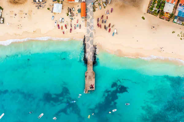 サル島サンタ マリア島のターコイズブルーの海の桟橋とボート カーボベルデ — ストック写真