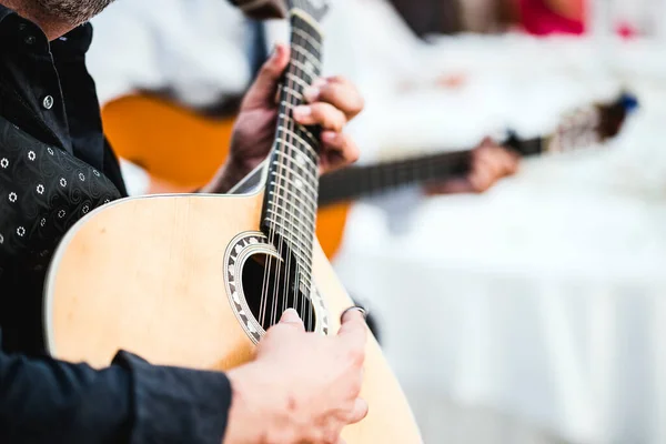 Close Guitarra Homem Que Toca Música Tradicional Portuguesa Chamada Fado — Fotografia de Stock