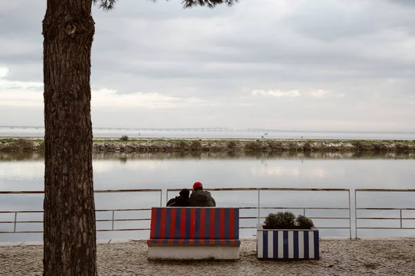 Lizbon Portekiz Deki Tagus Nehri Kıyısında Bankta Oturan Bir Çift — Stok fotoğraf