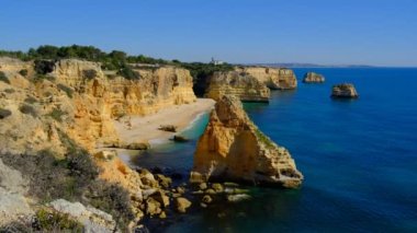 Atlantik Okyanusu kıyısındaki Algarve, Güney Portekiz 'deki Marinha Sahili' nde güzel kayalıklar ve kaya oluşumları.