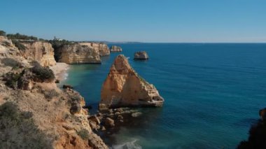 Atlantik Okyanusu kıyısındaki Algarve, Güney Portekiz 'deki Marinha Sahili' nde güzel kayalıklar ve kaya oluşumları.