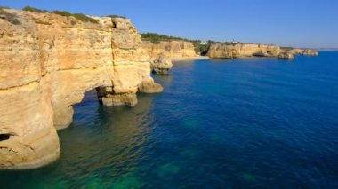 Atlantik Okyanusu kıyısındaki Algarve, Güney Portekiz 'deki Marinha Sahili' nde güzel kayalıklar ve kaya oluşumları.