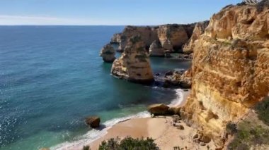 Atlantik Okyanusu kıyısındaki Algarve, Güney Portekiz 'deki Marinha Sahili' nde güzel kayalıklar ve kaya oluşumları.