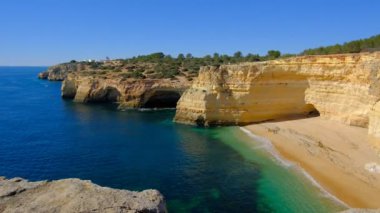 Algarve 'deki kumlu Corredoura Sahili' nden güzel uçurumlar, Yedi Asılı Vadi Patikası, Portekiz