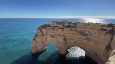 Atlantik Okyanusu kıyısındaki Algarve, Güney Portekiz 'deki Marinha Sahili' nde güzel kayalıklar ve kaya oluşumları.