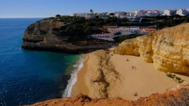 Güney Portekiz, Algarve 'deki Atlantik Okyanusu kıyısındaki güzel Benagil kasabası ve plajı