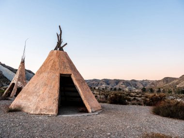 Almerya, Endülüs, İspanya-28 Aralık 2023: Kuzey Amerika kabilelerinin, film setinin, Almerya, Endülüs, İspanya 'daki mini Hollywood' un geleneksel evi olan Tipi 'nin harika manzarası.
