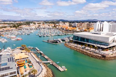 Avrupa, Vilamoura, Algarve, Portekiz 'deki en büyük tatil beldelerinden biri olan modern, canlı ve sofistike Vilamoura Marina' nın muhteşem manzarası.