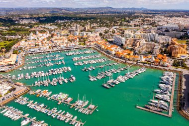Avrupa, Vilamoura, Algarve, Portekiz 'deki en büyük tatil beldelerinden biri olan modern, canlı ve sofistike Vilamoura Marina' nın muhteşem manzarası.