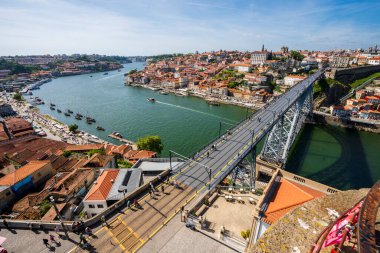 Douro nehri ile Oporto ve Gaia 'nın muhteşem panoramik manzarası, hava manzarası, dünya çapında iyi şarap, Porto, Portekiz 