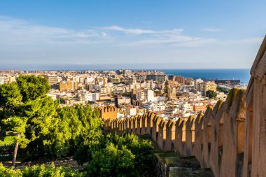 Güney İspanya 'da güçlendirilmiş bir kompleks olan Alcazaba şehri, duvarları, kuleleri, meydanları, evleri ve camii olan savunma kalesi kavramı. Almerya, Endülüs, İspanya. 