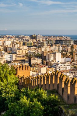 Güney İspanya 'da güçlendirilmiş bir kompleks olan Alcazaba şehri, duvarları, kuleleri, meydanları, evleri ve camii olan savunma kalesi kavramı. Almerya, Endülüs, İspanya. 