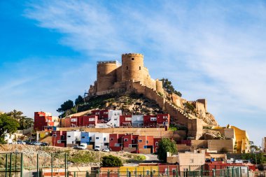 Tarihi yapı, Müslüman Almerya (Almeria musulmana, wall, San Cristobal statu, Rey Jayran), James Bond, Barbar Conan, Wonder Woman ve Game of the Thrones gibi ünlü filmler için hazırlandı. İslam Sanatı. Ib 'deki en büyük kale.