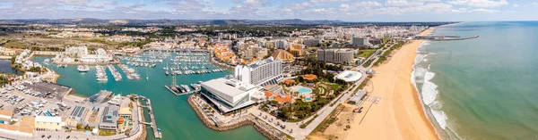 Modern, canlı ve sofistike Vilamoura Sahili manzarası Avrupa 'nın en büyük tatil beldelerinden biri, Vilamoura, Algarve, Portekiz