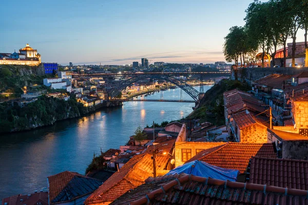 葡萄牙波尔图 波尔图和盖亚夜晚与杜罗河的壮观全景 以美酒闻名世界 — 图库照片