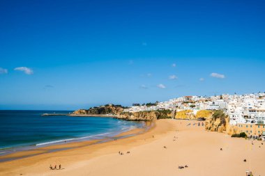 Büyük Balıkçı Sahili manzarası, Praia dos Pescadores, kayalıklarda beyazlatılmış evler, deniz, mavi gökyüzü, yaz zamanı, Albufeira, Algarve, Portekiz