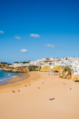 Büyük Balıkçı Sahili manzarası, Praia dos Pescadores, kayalıklarda beyazlatılmış evler, deniz, mavi gökyüzü, yaz zamanı, Albufeira, Algarve, Portekiz