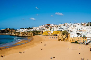 Büyük Balıkçı Sahili manzarası, Praia dos Pescadores, kayalıklarda beyazlatılmış evler, deniz, mavi gökyüzü, yaz zamanı, Albufeira, Algarve, Portekiz