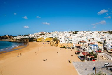 Büyük Balıkçı Sahili manzarası, Praia dos Pescadores, kayalıklarda beyazlatılmış evler, deniz, mavi gökyüzü, yaz zamanı, Albufeira, Algarve, Portekiz